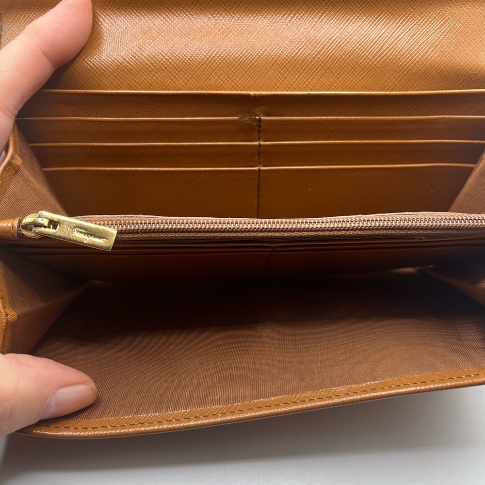 SALVATORE FERRAGAMO Beautiful Large compact Beige wallet/Italy - Picture 5 of 7